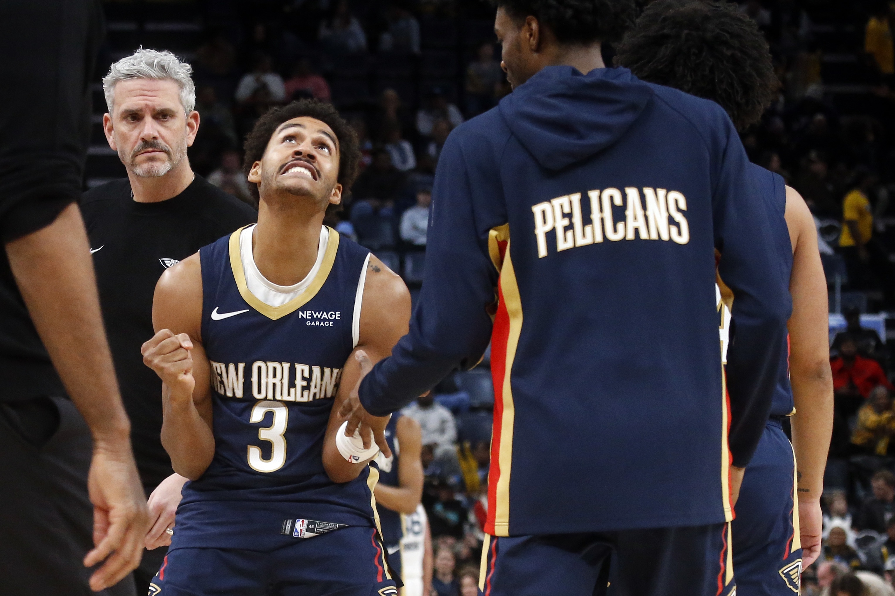 足球-对攻大战！鹈鹕与爵士全场共出手210次 单队出手数均超100次